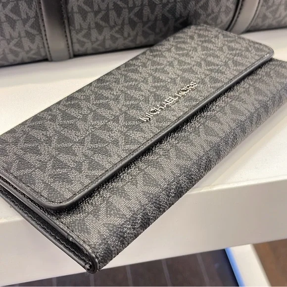 Michael Kors Jet Set Large Signature Logo Tri-Fold Wallet
Black 
NWT - Picture 2 of 16